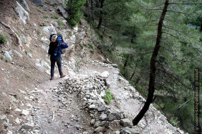 Alex avec un gros sac à dos en descente vers les Gorges de Samaria. Photo © André M. Winter