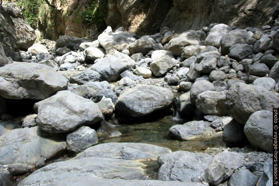 De l'eau dans la partie haute des Gorges de Samaria. Photo © André M. Winter