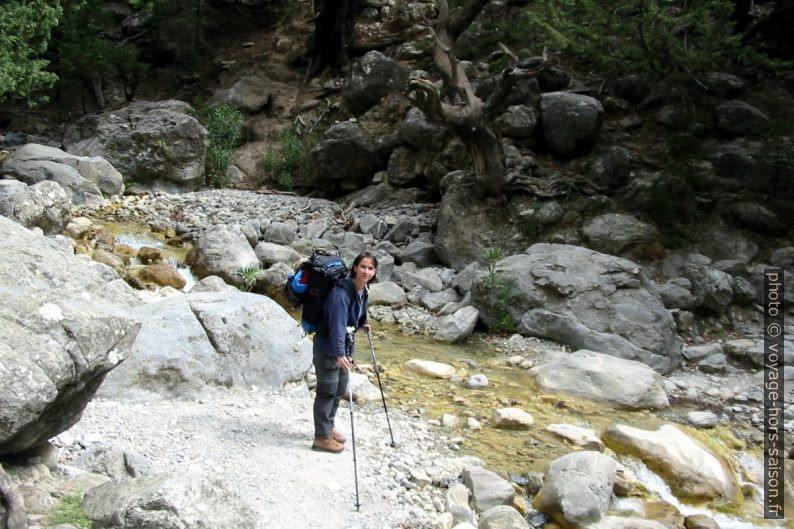 Alex avant la traversé d'un affluent des Gorges de Samaria. Photo © André M. Winter