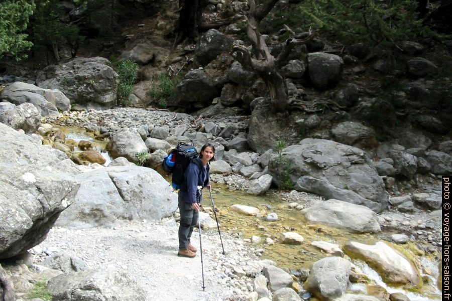 Alex avant la traversé d'un affluent des Gorges de Samaria. Photo © André M. Winter
