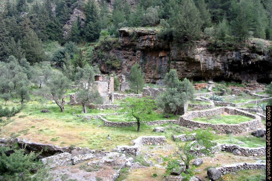Encloas et murs du village fantôme de Samaria. Photo © André M. Winter