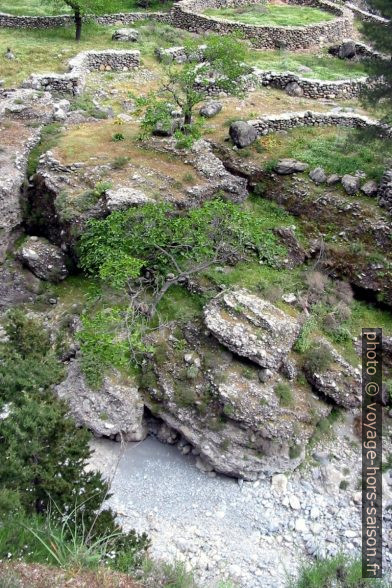 Enclos et bancs de conglomérat dans les Gorges de Samaria. Photo © André M. Winter