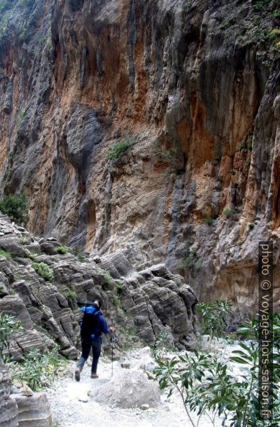 Alex dans la partie centrale des Gorges de Samaria. Photo © André M. Winter