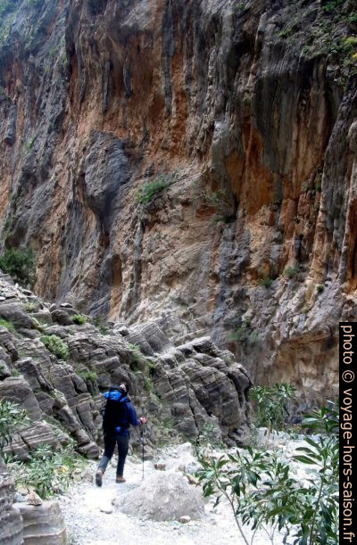 Alex dans la partie centrale des Gorges de Samaria. Photo © André M. Winter