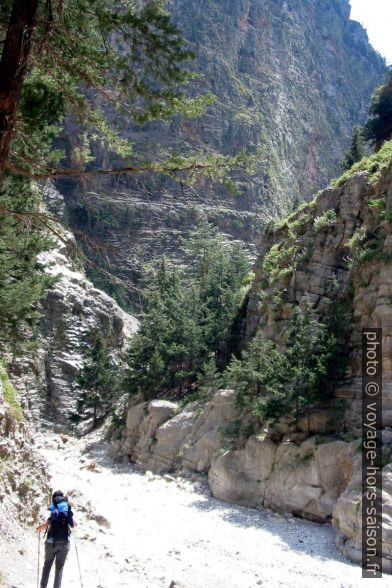 Alex descend dans les Gorges de Samaria. Photo © André M. Winter