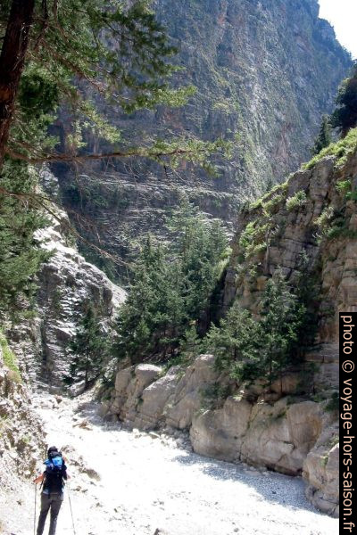 Alex descend dans les Gorges de Samaria. Photo © André M. Winter