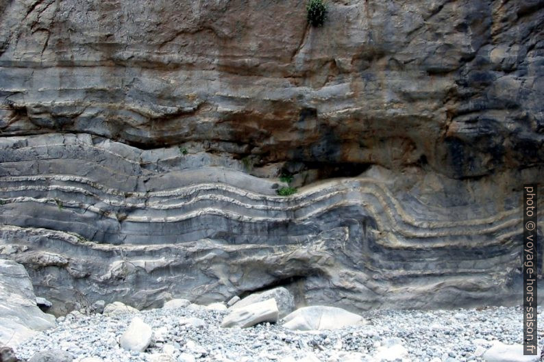 Plis dans la roche d'une paroi des Gorges de Samaria. Photo © André M. Winter