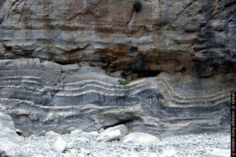 Plis dans la roche d'une paroi des Gorges de Samaria. Photo © André M. Winter