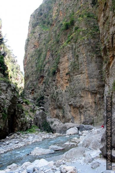 Les parois se rapprochent dans la partie basse des Gorges de Samaria. Photo © André M. Winter