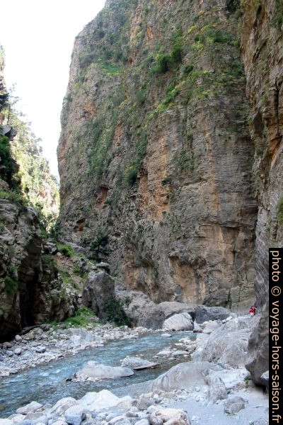 Les parois se rapprochent dans la partie basse des Gorges de Samaria. Photo © André M. Winter