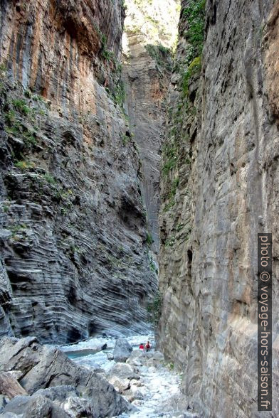 Des randonneurs donnent un ordre de grandeur des Gorges de Samaria. Photo © André M. Winter