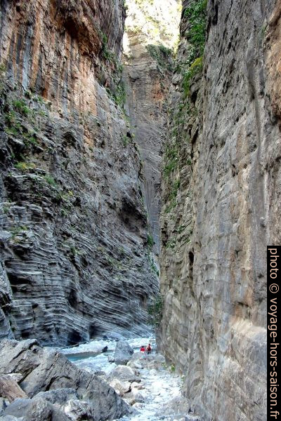 Des randonneurs donnent un ordre de grandeur des Gorges de Samaria. Photo © André M. Winter