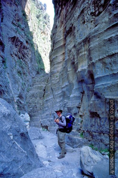 André dans un passage étroit des Gorges de Samaria. Photo © Alex Medwedeff