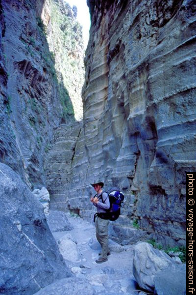André dans un passage étroit des Gorges de Samaria. Photo © Alex Medwedeff