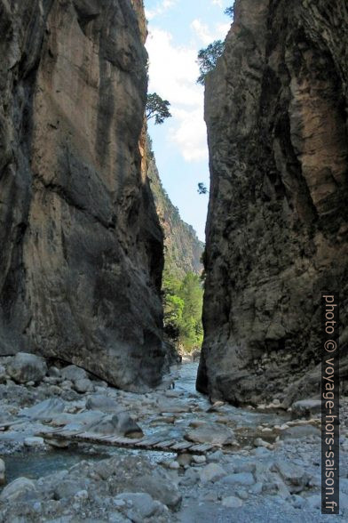 Passerelles dans les Portes de Fer des Gorges de Samaria. Photo © André M. Winter