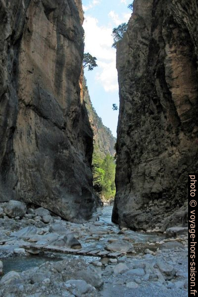 Passerelles dans les Portes de Fer des Gorges de Samaria. Photo © André M. Winter