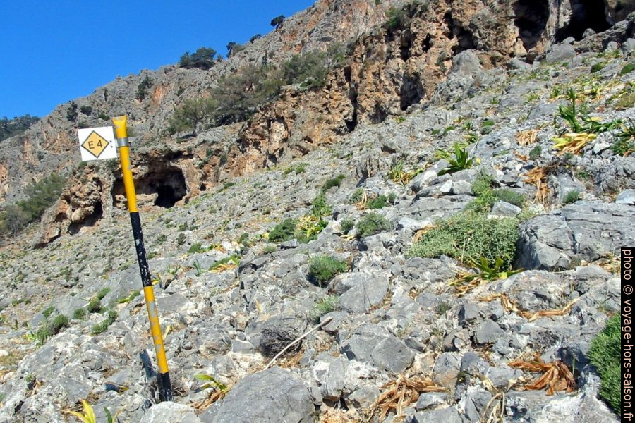Balisage du chemin européen E4 en Crète. Photo © André M. Winter