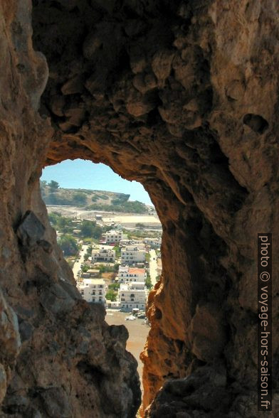 Arche rocheuse avec vue sur Agía Rouméli. Photo © André M. Winter
