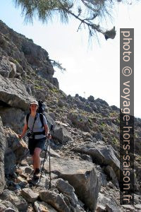 Alex sur le sentier européen E4 en Crète. Photo © André M. Winter