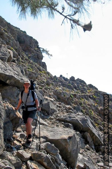 Alex sur le sentier européen E4 en Crète. Photo © André M. Winter