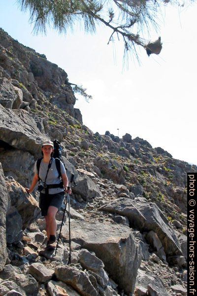 Alex sur le sentier européen E4 en Crète. Photo © André M. Winter