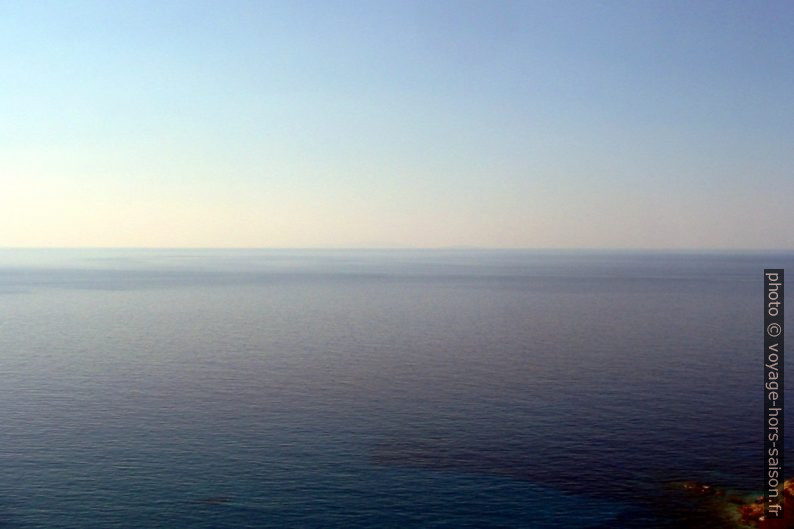 L'île de Gavdos dans la brume de la Mer de Libye. Photo © André M. Winter