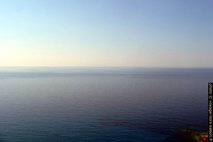 L'île de Gavdos dans la brume de la Mer de Libye. Photo © André M. Winter