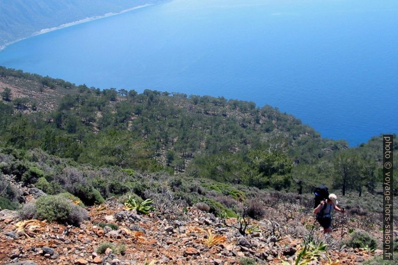 Alex dans la première longue montée. Photo © André M. Winter