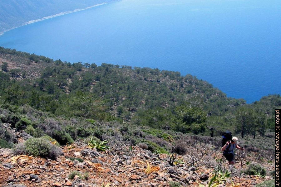 Alex dans la première longue montée. Photo © André M. Winter