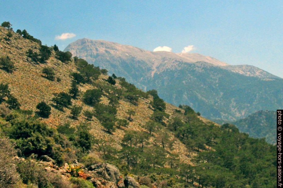 Les montagnes Lefka Ori plus loin à l'intérieur des terres. Photo © André M. Winter