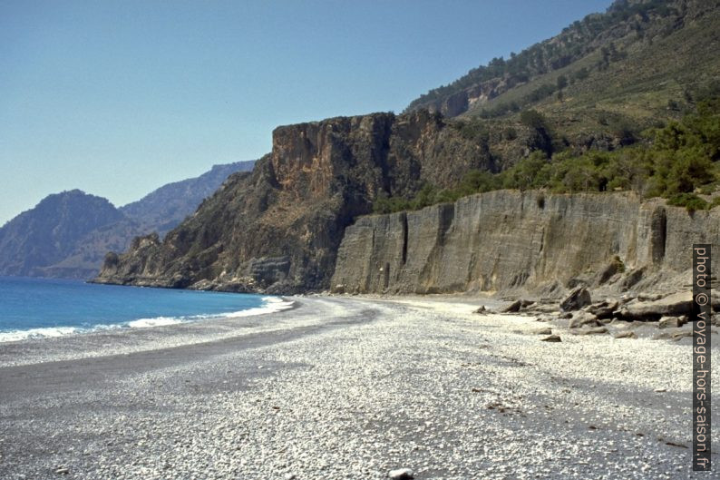 Les murs de gravier s'écroulent régulièrement à la Plage de Domata. Photo © Alex Medwedeff