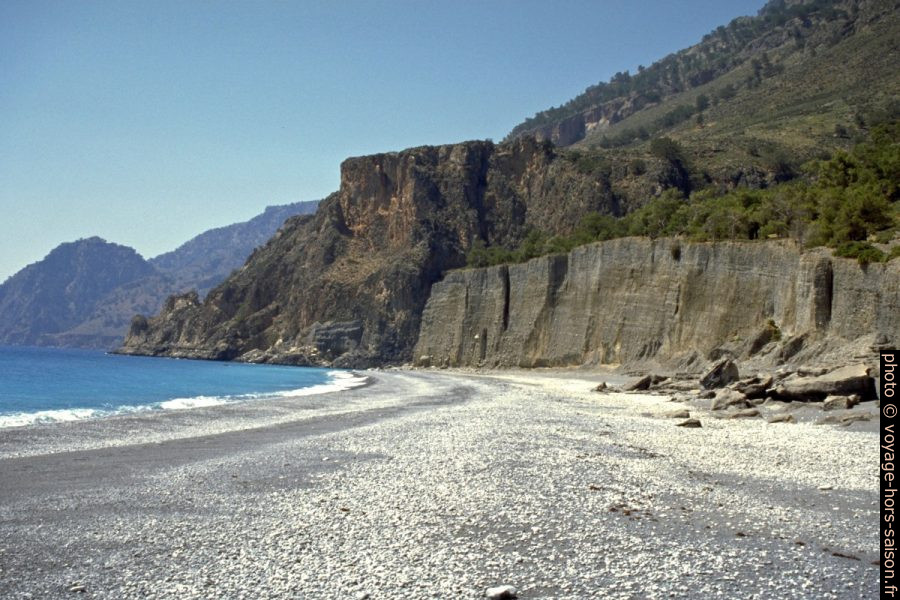 Les murs de gravier s'écroulent régulièrement à la Plage de Domata. Photo © Alex Medwedeff