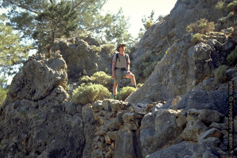 André sur l'ancien chemin pastoral à l'ouest de Domata. Photo © Alex Medwedeff