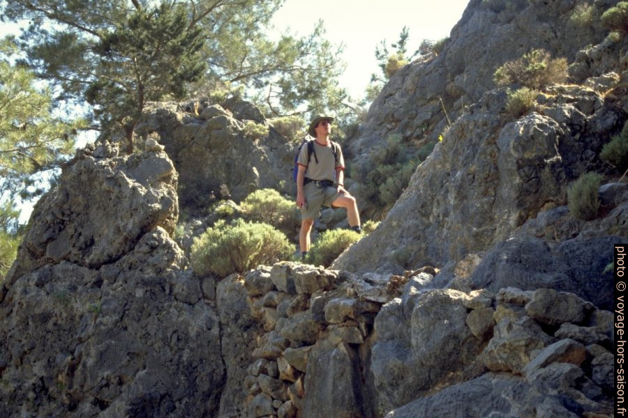 André sur l'ancien chemin pastoral à l'ouest de Domata. Photo © Alex Medwedeff