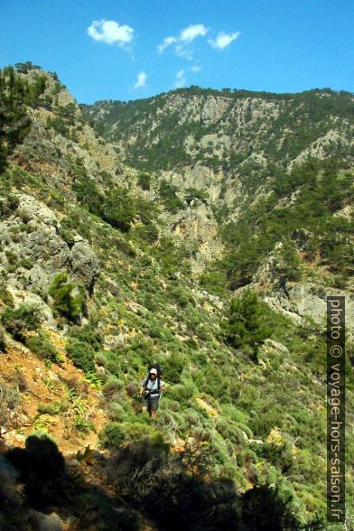 Au fond les Gorges de Kládou. Photo © André M. Winter