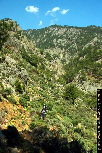 Au fond les Gorges de Kládou. Photo © André M. Winter