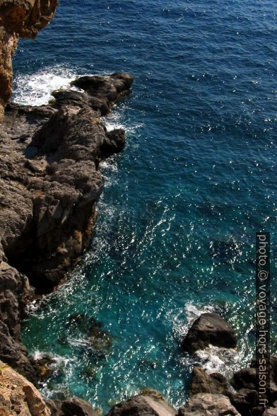 La mer sous le sentier européen E4. Photo © André M. Winter