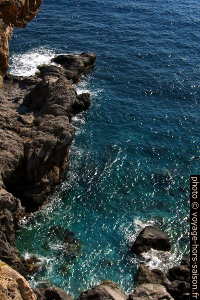La mer sous le sentier européen E4. Photo © André M. Winter
