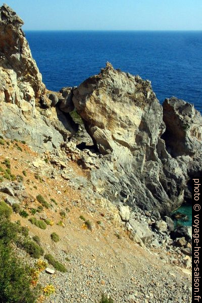 Vue retour sur le passage manquant du sentier européen E4. Photo © André M. Winter