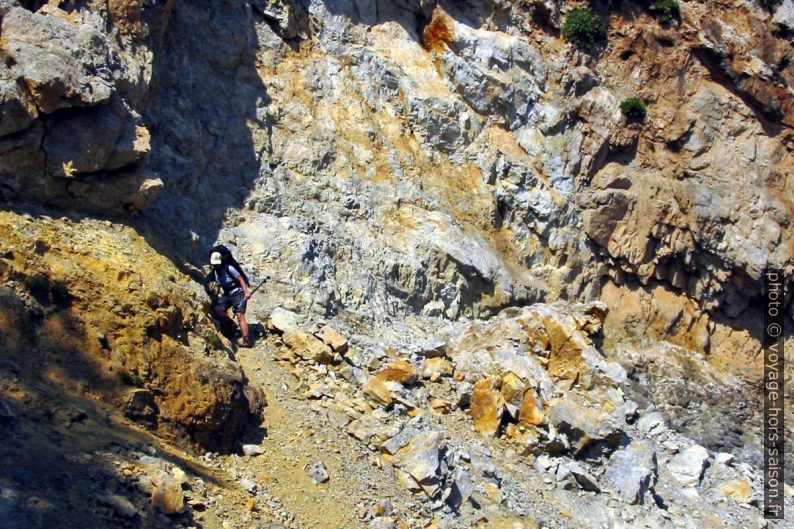 Alex sur la partie arrachée du sentier E4. Photo © André M. Winter