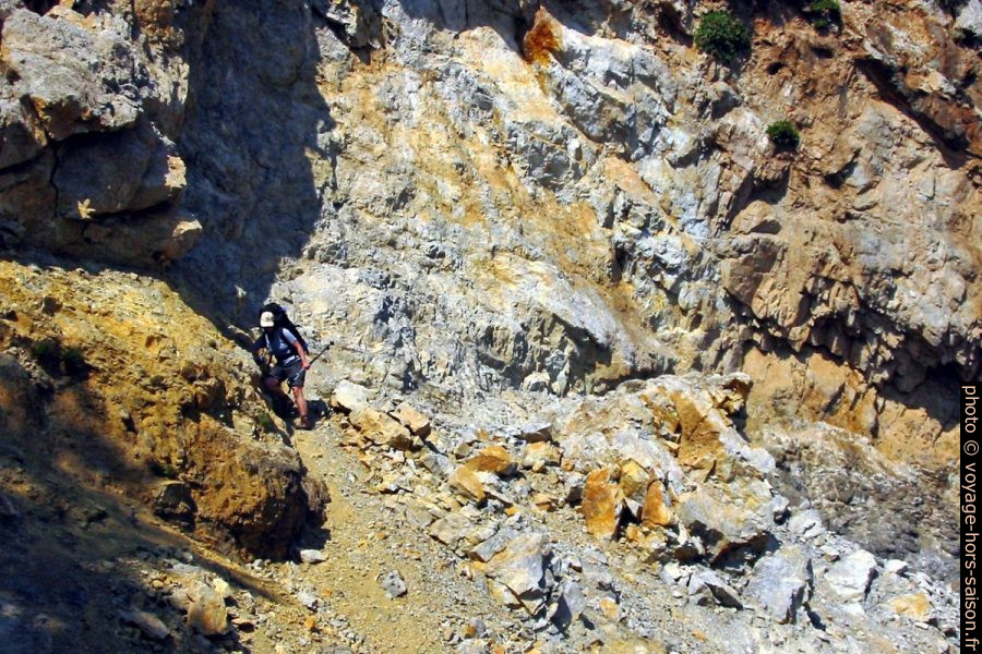 Alex sur la partie arrachée du sentier E4. Photo © André M. Winter