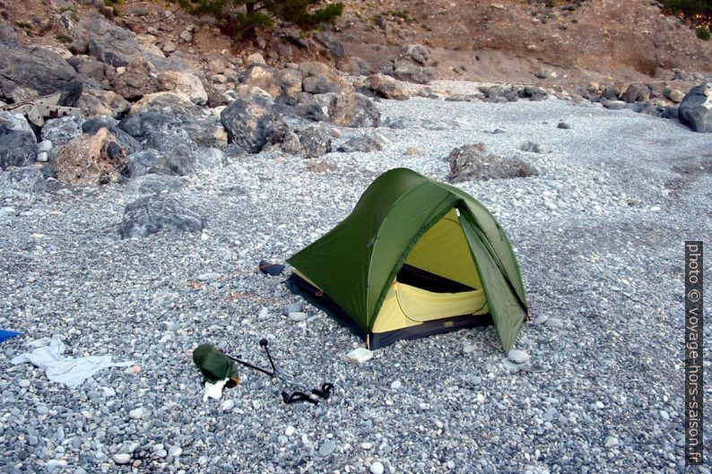 Notre tente Vaude Hogan UltraLight sur la Plage de Sentoni. Photo © André M. Winter