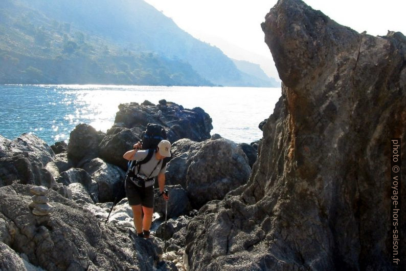 Alex sur le sentier européen E4 sous les Gorges de Tripiti. Photo © André M. Winter