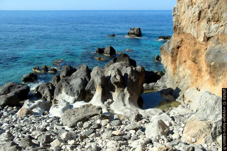 Rochers érodés par la mer à la sortie des Gorges de Tripiti. Photo © André M. Winter