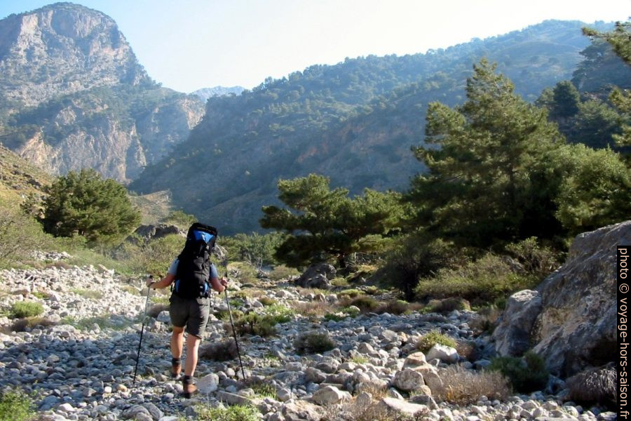 Alex sous les Gorges de Tripiti. Photo © André M. Winter