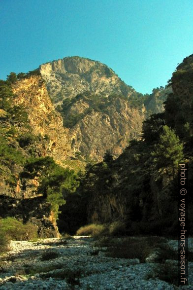 Falaise de 1120 mètres à l'entrée des Gorges de Tripiti. Photo © André M. Winter