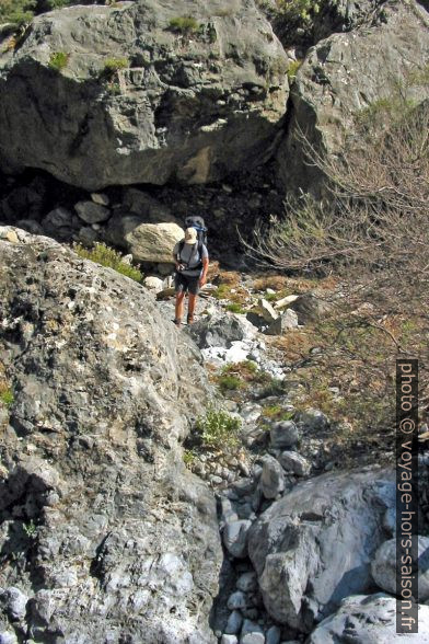 Alex sous une marche rocheuse dans les Gorges de Tripiti. Photo © André M. Winter