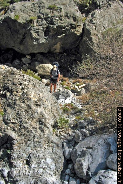 Alex sous une marche rocheuse dans les Gorges de Tripiti. Photo © André M. Winter