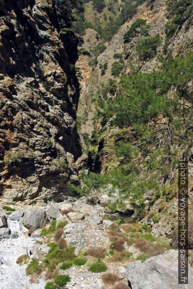 Une marche rocheuse dans les Gorges de Tripiti. Photo © André M. Winter