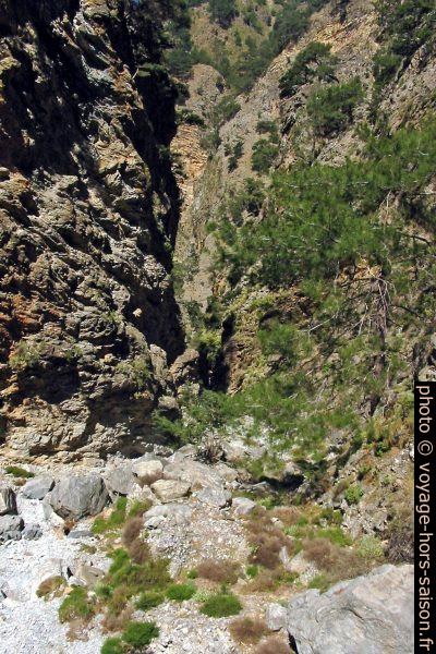 Une marche rocheuse dans les Gorges de Tripiti. Photo © André M. Winter